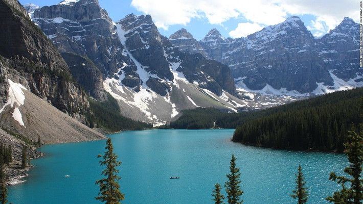 Hồ Moraine, Vườn Quốc gia Banff, Alberta, Canada: Hồ Moraine được biết đến như là viên ngọc quý bởi vùng nước trong vắt này phản chiếu rừng thông, những ngọn núi cao vút và bầu trời vô tận. Ảnh: CNN.