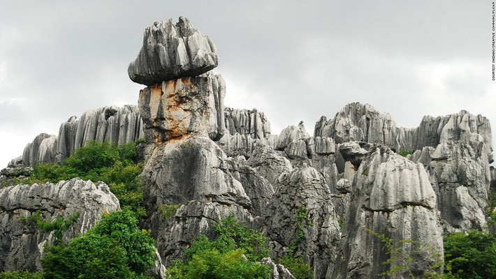 Rừng Shilin, Trung Quốc: Trải dài trên 350 km vuông ở tỉnh Vân Nam, rừng đá Shillin được bao phủ bởi những tảng đá vôi có niên đại 270 triệu năm. Ảnh: CNN.