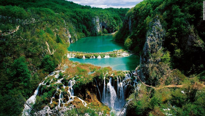 Hồ Plitvice, Croatia: Hồ Plitvice là một loạt các hồ nước giữa các hẻm núi đá và thác nước hùng vĩ. Ảnh: CNN.