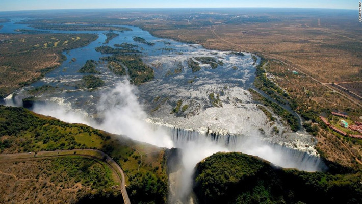 Thác Victoria, Zambia, Zimbabwe: Tên địa phương của thác Victoria là Mosi-oa-Tunya, có nghĩa là khói sấm sét. Ảnh: CNN.