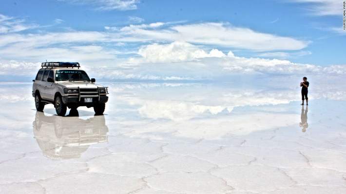 Gran Salar de Uyuni, Bolivia: Cánh đồng muối lớn nhất trên thế giới Gran Salar de Uyuni ở miền nam Bolivia khiến người ta cảm thấy giống như một sa mạc hơn là một hồ muối. Ảnh: CNN.