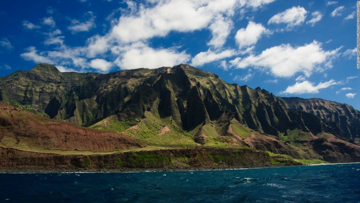 Bờ biển Na Pali, Hawaii, Mỹ: Bờ biển Na Pali của Kauai, dọc theo đường mòn Kalalau dài 17 km, là một trong những cảnh quan ngoạn mục của Hawaii. Ảnh: CNN.