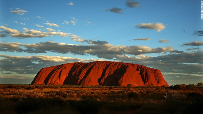 Khối đá sa thạch Uluru/Ayers Rock, Australia: Khối đá sa thạch khổng lồ của Australia có chiều cao 350 mét và chu vi hơn 9 km. Ảnh: CNN.
