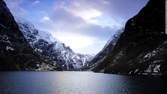 Vịnh hẹp Geirangerfjord và Naeroyfjord, Na Uy: Với các vách đá cao, vùng nước sâu và thác nước tuyệt đẹp, Geirangerfjord và Naeroyfjord nằm trong số những vịnh dài nhất và sâu nhất thế giới. Ảnh: CNN.