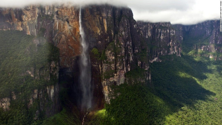 Thác Angel (Thiên thần), Venezuela: Thác nước cao nhất thế giới, nước ở thác Angel bắt nguồn từ ngọn núi cao tới 979 m. Hầu hết dòng nước ở đây bốc hơi như sương mù trước khi chạm đến đáy. Ảnh: CNN.