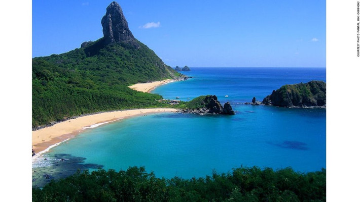 Fernando De Noronha, Brazil: Praia do Sancho là một trong những bãi biển đẹp nhất ở Fernando De Noronha, một quần đảo gồm 21 hòn đảo nhiệt đới. Ảnh: CNN.