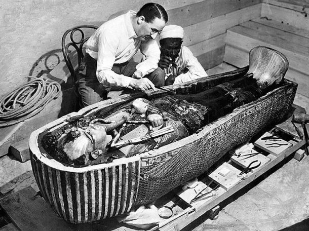 1. Hầu hết mọi người đều nghĩ rằng Lăng mộ của vua Tut (Tutankhamun) vẫn còn nguyên vẹn khi Howard Carter khám phá ra nó vào năm 1922. Tuy nhiên, ngôi mộ của vị vua này hóa ra không còn nguyên vẹn nữa. Nó đã bị cướp vài lần trong thời cổ đại.