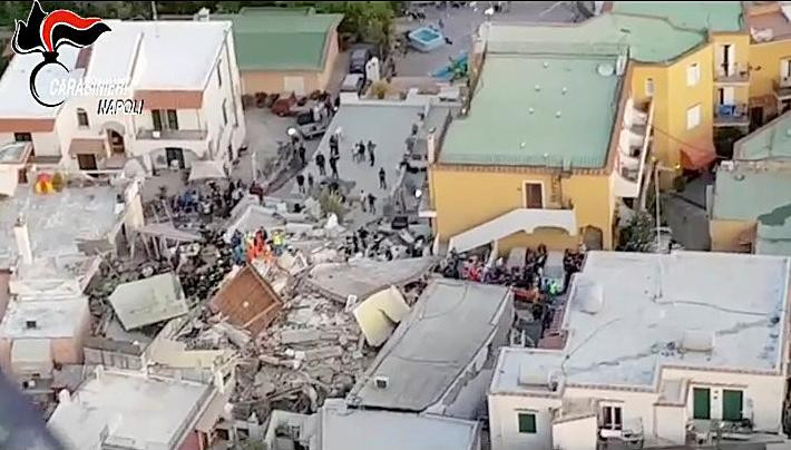 Bảy người khác cũng mất tích và 25 người bị thương nhẹ sau khi một tòa nhà trong khu vực động đất bị sập. Ảnh: Reuters.