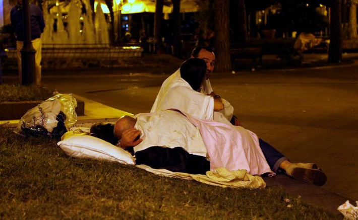 Nhiều người phải ngủ ngoài đường sau trận động đất ở đảo Ischia. Ảnh: Reuters.