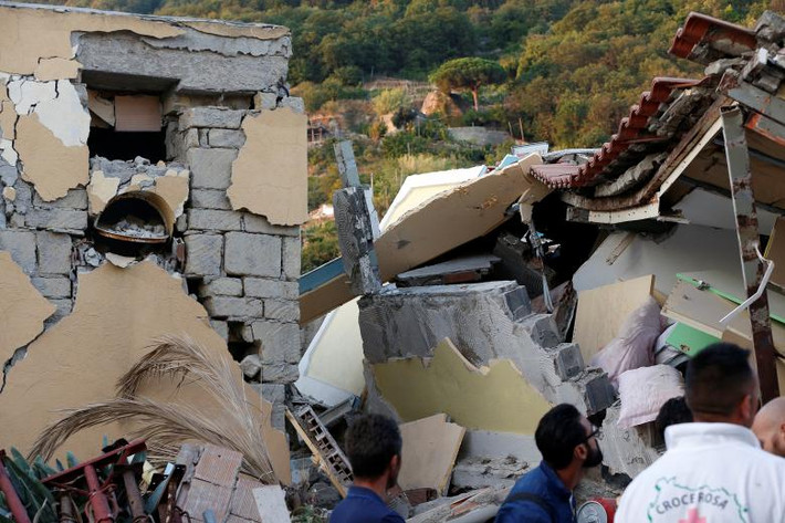 Những ngôi nhà đổ sụp trong trận động đất ở đảo nghỉ dưỡng của Italy. Ảnh: Reuters.