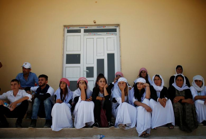 Những người Yazidi dự lễ kỷ niệm 3 năm cuộc diệt chủng tộc người Yazidi ở khu vực Sinjar. Ít nhất 9.900 người Yazidi ở Iraq đã bị giết hoặc bị bắt cóc chỉ trong vài ngày trong cuộc tấn công của tổ chức IS vào năm 2014, theo một nghiên cứu ghi lại số lượng người Yazidis bị ảnh hưởng trong cuộc diệt chủng của IS cách đây 3 năm. Ảnh: Reuters.