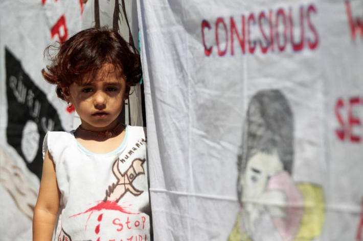 Bé gái Yazidi ở Iraq cũng tham dự lễ tưởng niệm cuộc thảm sát Yazidi ở làng Sinjar. Ảnh: Reuters.