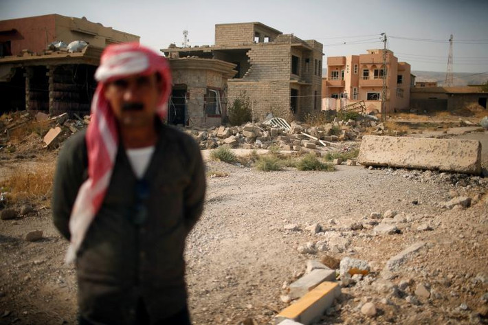 Khi tấn công Sinjar, phiến quân IS buộc tất cả người Yazidi ở đây phải cải sang đạo Hồi. Những người đàn ông bị hành quyết tập thể, trong khi trẻ em gái và phụ nữ bị IS bắt cóc, biến thành nô lệ tình dục và được mua bán công khai. Ảnh: Reuters.