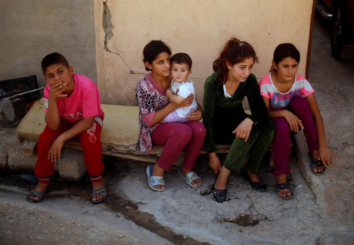 Trẻ em Yazidi ngồi ngoài nhà trong khu vực Sinjar. Lực lượng người Kurd đã giải phóng làng Sinjar khỏi tay phiến quân IS vào cuối năm 2015 và đưa nó vào khu vực tự trị của họ. Ảnh: Reuters. Ảnh: Reuters.