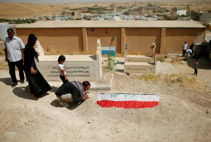 Chỉ trong một đợt tấn công năm 2014, phiến quân IS thảm sát hơn 500 người Yazidi tại Sinjar. Thành phố này từng là nơi cư trú của khoảng 3.000 người Yazidi. Những người Yazidi thăm một nghĩa trang trong lễ kỷ niệm 3 năm cuộc diệt chủng Yazidi ở Sinjar, Iraq. Ảnh: Reuters.