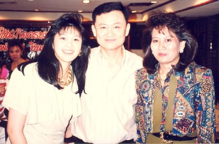 Bà Yingluck (ngoài cùng bên trái) chụp ảnh cùng các anh chị. Anh trai Yingluck, ông Thaksin Shinawatra, đã bị lật đổ trong một cuộc đảo chính của quân đội năm 2006 và phải sống lưu vong. Ảnh: The Nation.