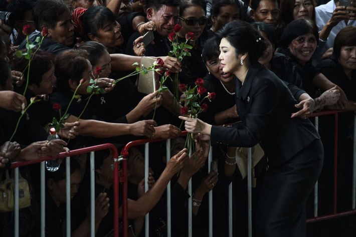 Yingluck bị quản thúc và cấm xuất cảnh. Dù không còn là chính trị gia, bà vẫn đứng ra tổ chức nhiều hoạt động và tuyên bố sẽ chiến đấu hết mình vì công lý. Sáng diễn ra phiên điều trần cuối cùng trong vụ kiện về chương trình trợ giá gạo của bà Yingluck ngày 21/7, những người ủng hộ vẫn tiếp tục đón bà tại cửa Tòa án Tối cao ở Bangkok bằng những bông hoa hồng. Ảnh: Reuters.