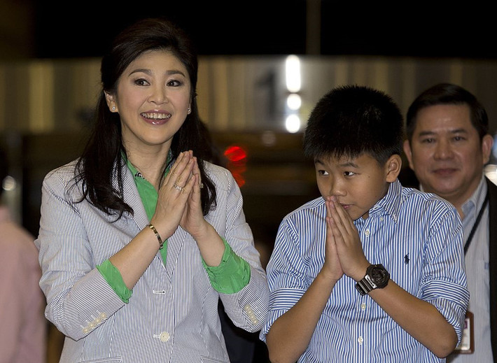 Bà Yingluck kết hôn với Anusorn Amornchat, Tổng giám đốc của M Link Asia Corporation PCL, vào năm 1995. Ảnh chụp bà năm 2014 với cậu con trai Supasek Amornchat. Ảnh: Getty.