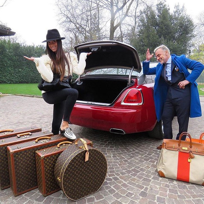 Trang Rich Parents of Instagram là nơi chứng minh cho mọi người thấy không phải chỉ có những cậu ấm, cô chiêu mới biết tiêu tiền. Không kém cạnh ai, những bậc cha mẹ giàu có cuộc sống vương giả khiến bất cứ ai cũng choáng ngợp. Ông bố trong hình thật "vất vả" khi chuẩn bị phải mang theo 5 chiếc vali Louis Vuitton trong chuyến du lịch sắp tới. Ảnh: Instagram.