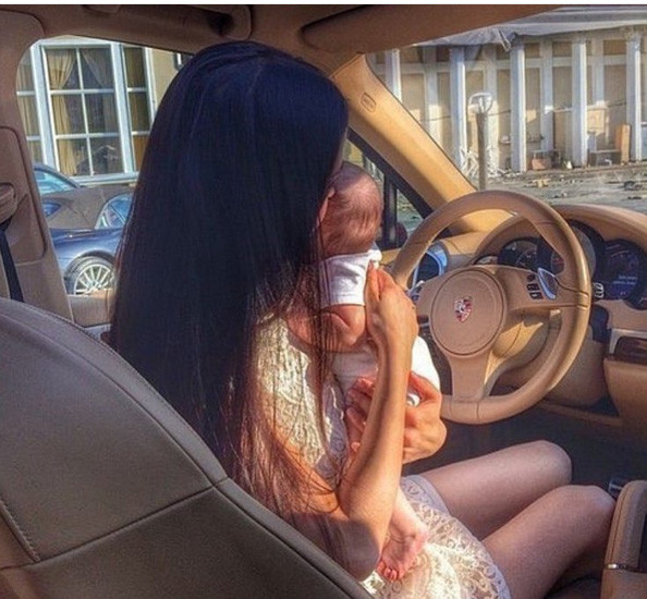 Tuy mới sinh nhưng bà mẹ chịu chơi này vẫn lái siêu xe đưa con đi cùng. Ảnh: Instagram.