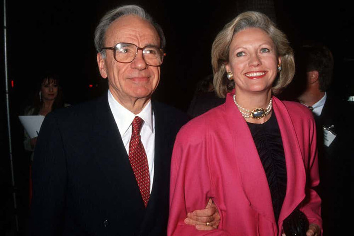 2. Rupert Murdoch và Anna Murdoch Mann -1,7 tỷ USD: Cuộc hôn nhân 31 năm với người vợ thứ hai Anna Murdoch Mann chấm dứt bằng cái giá 1,7 tỷ USD. Ngày 25/6/1999, chỉ 17 ngày sau khi ly dị người vợ thứ hai, Rupert Murdoch đã kết hôn với Wendi Deng. 13 năm sau, ông lại tiêu tốn 1,2 tỷ USD để ly hôn với cô vợ ba Wendi. Ảnh: TheRichest.