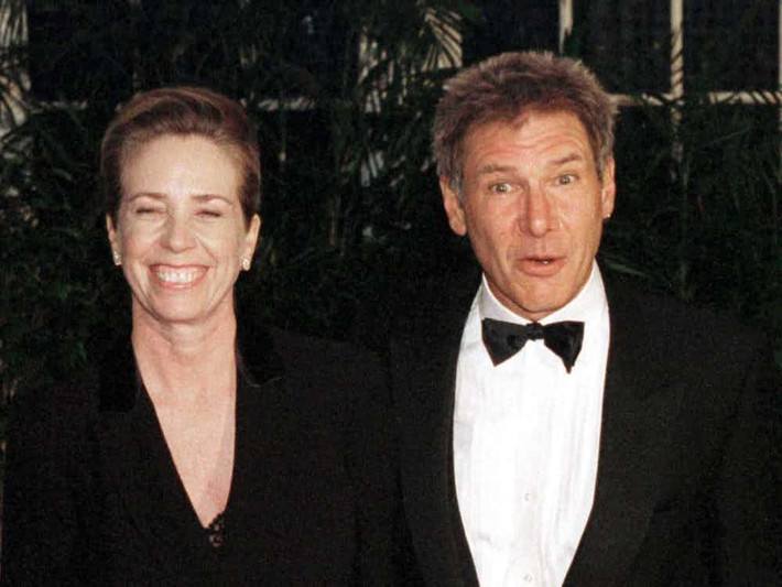 7. Harrison Ford và Melissa Mathison - 118 triệu USD: Tỷ phú Harrison Ford đã kết hôn với nhà viết kịch tài năng Melissa Mathison. Hai vợ chồng này có hai con trước khi chia tay vào năm 2004. Sau khi chia tay, bà Melissa đã nhận được khoản tiền từ 85 đến 118 triệu USD từ chồng. Ảnh: TheRichest.