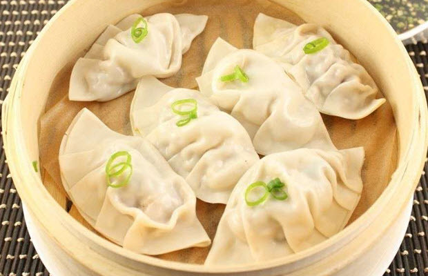 Cụ thể, người Trung Quốc sẽ lấy một vài đồng tiền xu rửa sạch rồi gói vào trong nhân bánh sủi cảo.