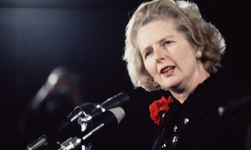 Tháng 2/1975, bà Thatcher đánh bại Willie Whitelaw để trở thành lãnh tụ Đảng Bảo thủ. Theo đó, nữ chính khách này trở thành người phụ nữ đầu tiên trong lịch sử nước Anh đứng đầu một đảng.