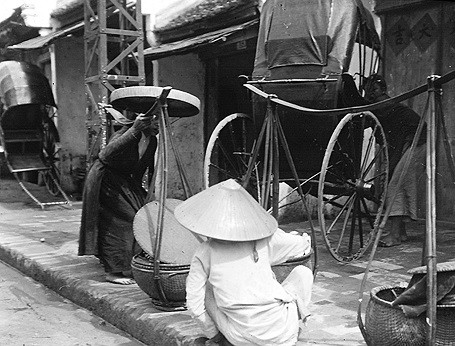 Phụ nữ đội nón lá, nón quai thao khi đi chợ.