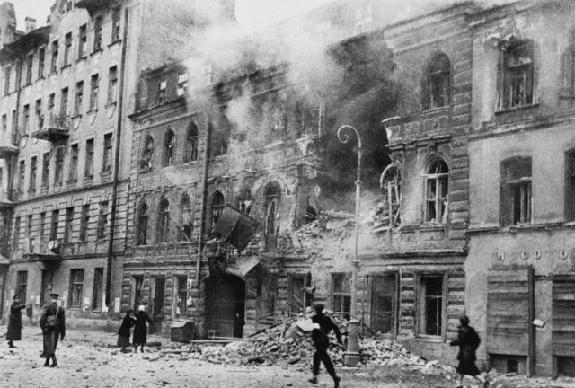 Nhiều tòa nhà ở Leningrad bị phá hủy do bom đạn trong thời gian bị Đức quốc xã vây hãm.