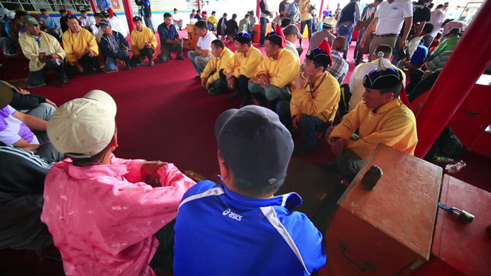 Để đón chào năm mớ, người Mông Cổ sẽ dọn dẹp nhà cửa, chuồng trại, rửa bát đũa sạch sẽ, tắm rửa, mặc trang phục dân tộc. Vào ngày tết, mọi người sẽ quây quần đón Tết tại nhà của người già nhất trong vùng và cùng nhau trò chuyện, ăn uống.