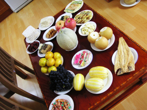 Hàn Quốc cũng coi Tết Âm lịch là ngày lễ lớn nhất trong năm. Người dân xứ sở kim chi còn gọi dịp Tết này là Seollal. Theo quan niệm của người Hàn Quốc, dịp tết này là ngày xua đuổi các linh hồn xấu xa, những điều xui xẻo và chào đón những điều tốt lành.