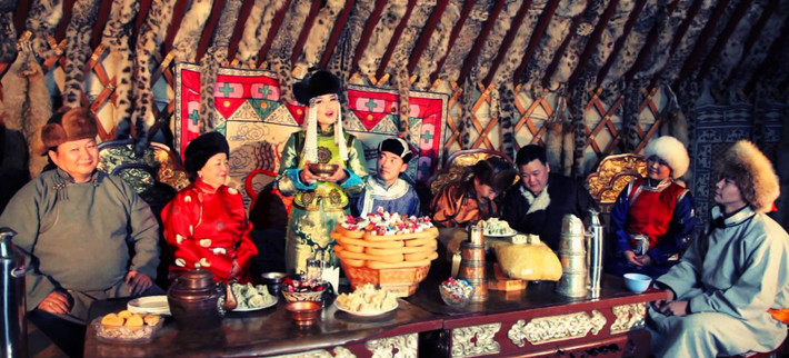 Người Mông Cổ cũng đón Tết Âm lịch hay còn gọi là Tsagaan Sar hay Tết Tháng Trắng, và Tết Naadam. Ngày tết là dịp các thành viên trong gia đình đoàn tụ, quây quần bên nhau và thắt chặt tình cảm.