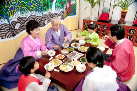 Các thành viên trong gia đình Hàn Quốc sẽ cùng nhau đón Tết Âm lịch và thực hiện các nghi lễ truyền thống. Theo đó, vào ngày tết Seollal, mọi người sẽ mặc Hanbok - trang phục truyền thống của Hàn Quốc.