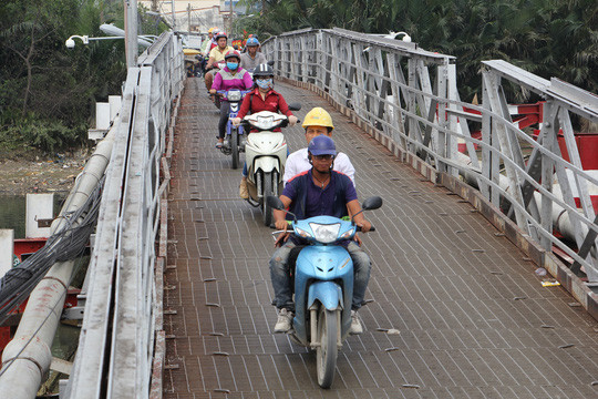 Tại cây cầu này, phần trụ bệ đỡ bê tông nghiêng ngả; những thanh thép, hành lang bảo vệ lưới thép, mặt nền cầu đều đã gỉ sét, bong tróc nham nhở... Do tĩnh không cầu thấp, các trụ cầu xuống cấp nên cầu luôn đối mặt với nguy cơ bị tàu thuyền, sà lan va phải.