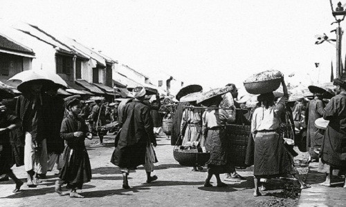 Khung cảnh sầm uất tại một phiên chợ.