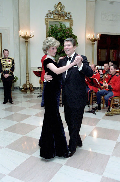 Công nương Diana khiêu vũ với Tổng thống Mỹ Ronald Reagan.