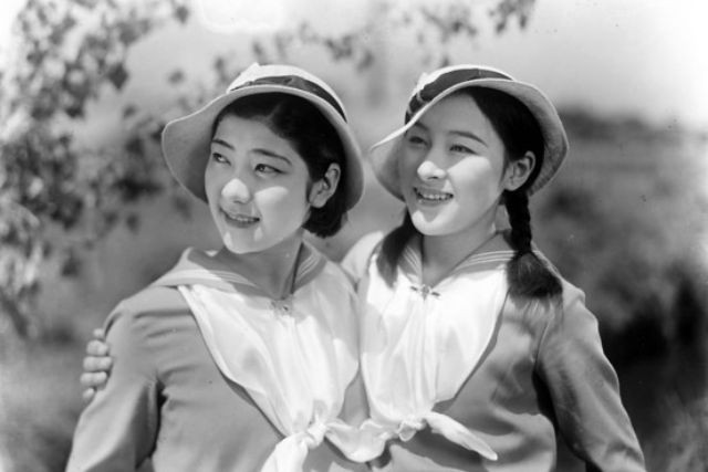 Vẻ đẹp trong sáng, hồn nhiên của hai phụ nữ Nhật Bản những năm 1930 - 1940.