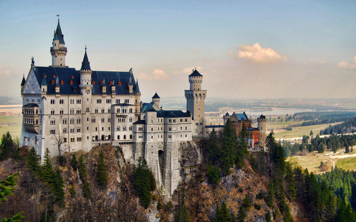 Vua Ludwig II của Bavaria đã sống trong lâu đài Hohenschwangau suốt thời thơ ấu. Ngày nay, hơn 300.000 du khách ghé thăm lâu đài này mỗi năm.