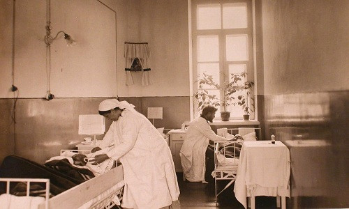 Bác sĩ và y tá thăm khám, kiểm tra tình trạng sức khỏe của bệnh nhân.