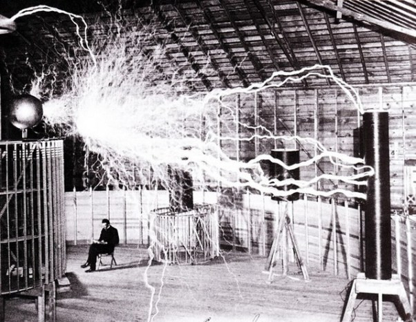 Không chỉ tới tham quan nơi làm việc của bạn thân, Mark Twain còn tình nguyện tham gia vào thí nghiệm về dao động cơ khí có thể tạo ra dòng điện xoay chiều của Nikola Tesla.