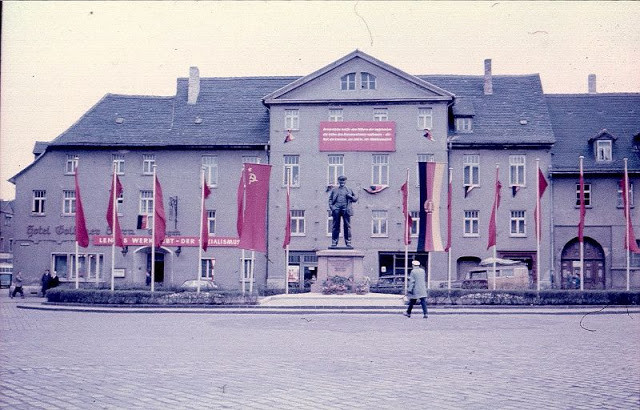 Tượng Lenin được đặt phía trước một tòa nhà ở Đông Đức năm 1960.