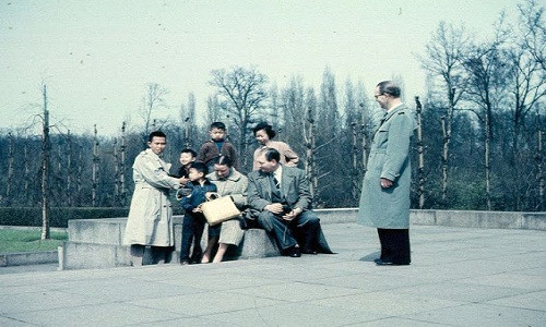 Một gia đình có khoảng thời gian vui vẻ bên nhau tại công viên Treptow, Berlin.