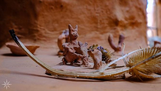 Các đồ dùng trang trí trong nhà cũng được tạo nên từ đất sét.