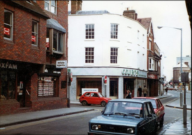 Một góc phố Bourbon ở thị trấn Aylesbury với nhiều cửa hàng san sát nhau.