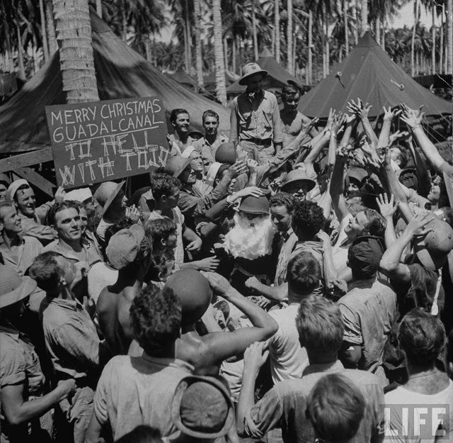 Lính Mỹ vây quanh ông già Noel tại Guadalcanal, quần đảo Solomon năm 1942.
