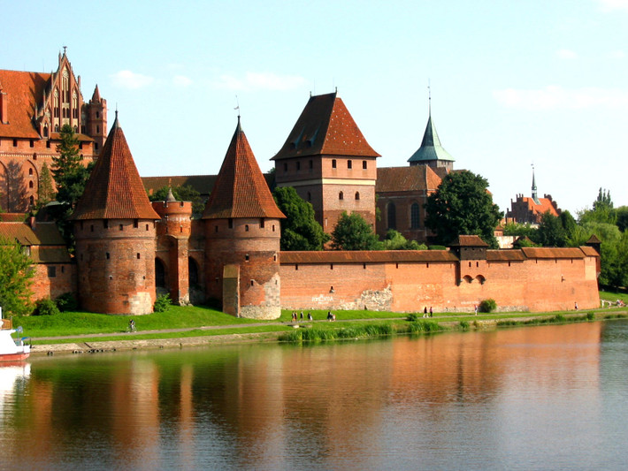 Malbork thực chất là một pháo đài được xây bằng gạch có diện tích hơn 143.570m2, lớn gấp hai lần so với tất cả các lâu đài khác ở châu Âu. Vào thời kỳ hoàng kim, khoảng 3.000 hiệp sĩ thuộc Giáo đoàn Thập tự chinh của Công giáo La Mã sống tại đây.