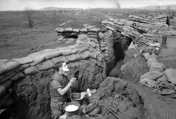Một lính Mỹ cạo râu tại căn cứ Khe Sanh hôm 5/3/1968.