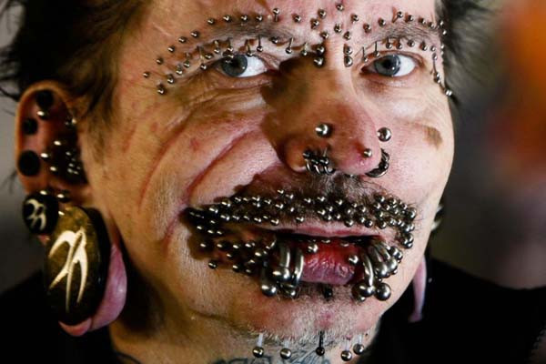 Rolf Buchholz (người Đức) được ghi tên vào sách kỷ lục Guiness thế giới vì đeo nhiều khuyên nhất thế giới. Trên cơ thể ông có tới 453 chiếc khuyên.