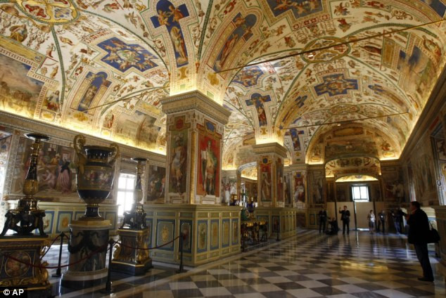 Ngoài ra, Thư viện bí mật ở Vatican còn lưu trữ những cuốn sách có nội dung khá kỳ lạ.